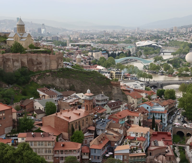 Casco antiguo de Tbilisi con coloridos balcones de madera tallada con vistas al río Mtkvari