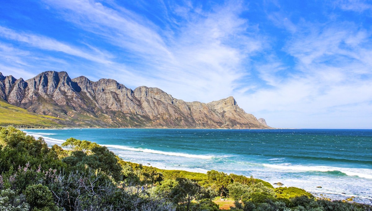 Vista desde Chapman's Peak Drive, Ciudad del Cabo, con Hout Bay y el Atlántico debajo