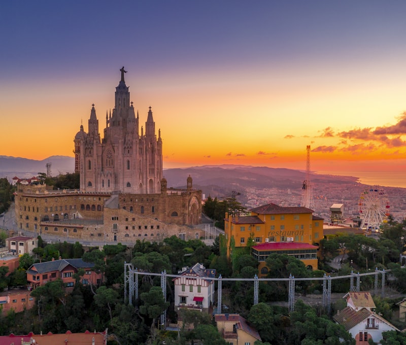 Barrio del Born Barcelona, arcos góticos y cafeterías con luz del atardecer