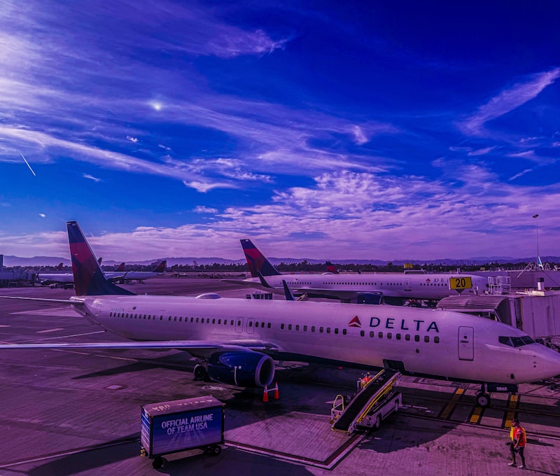 Gece Los Angeles Uluslararası Havalimanı terminal dış cephesi