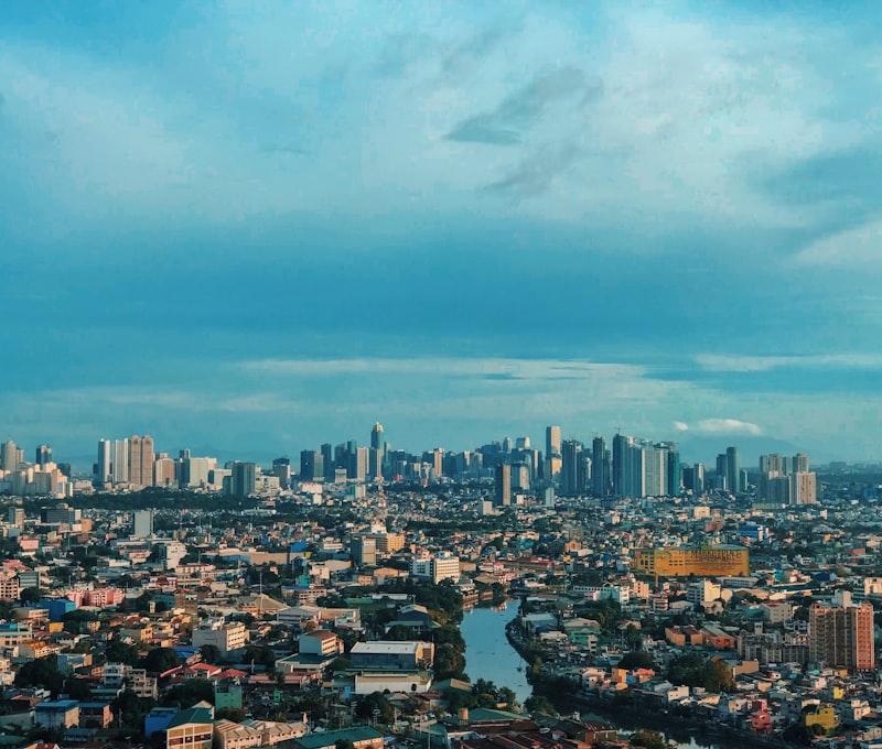 Puesta de sol en la Bahía de Manila con el histórico Roxas Boulevard y las torres de la ciudad en silueta contra el cielo naranja