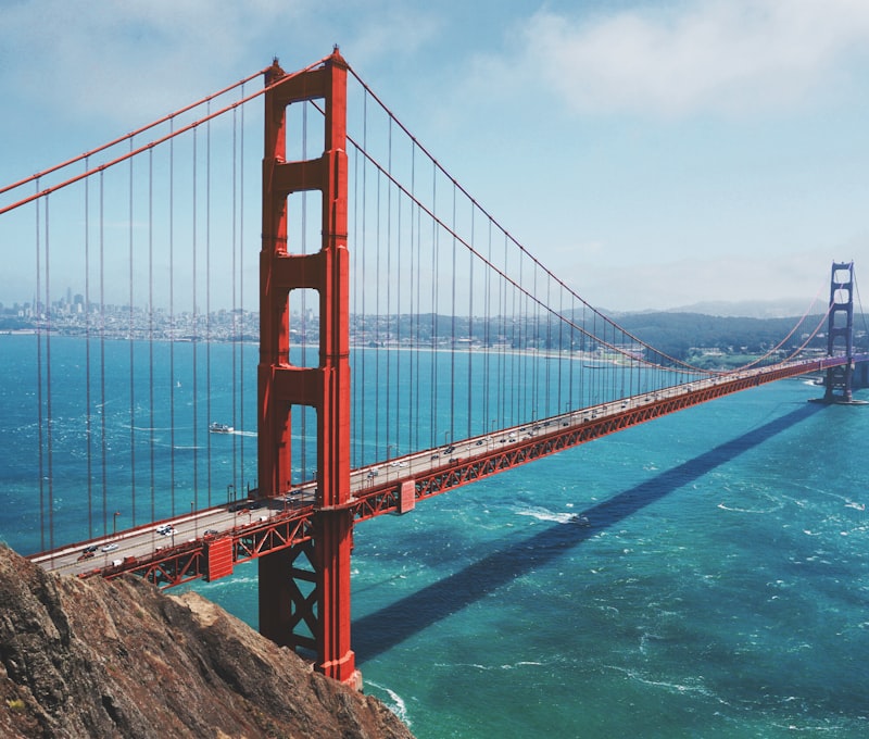 Havadan SFO'ya son yaklasimda San Francisco Korfezi ve Golden Gate Koprusu