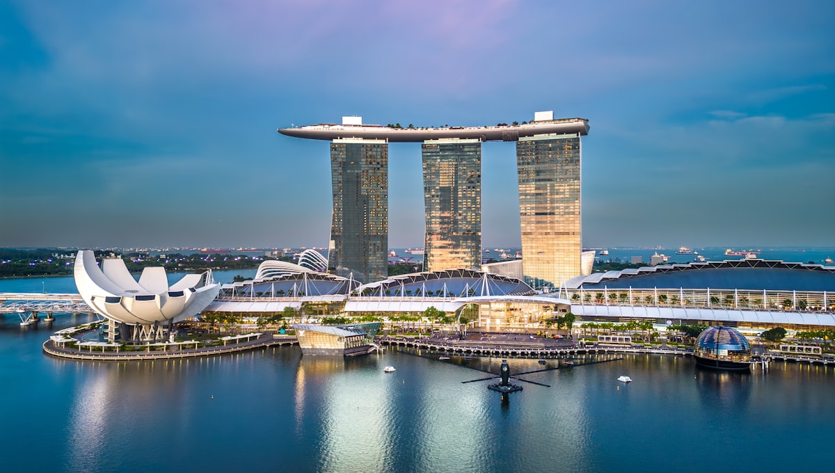 Cheapest Flights to Singapore: Stopovers, Timing, and Regional Markets