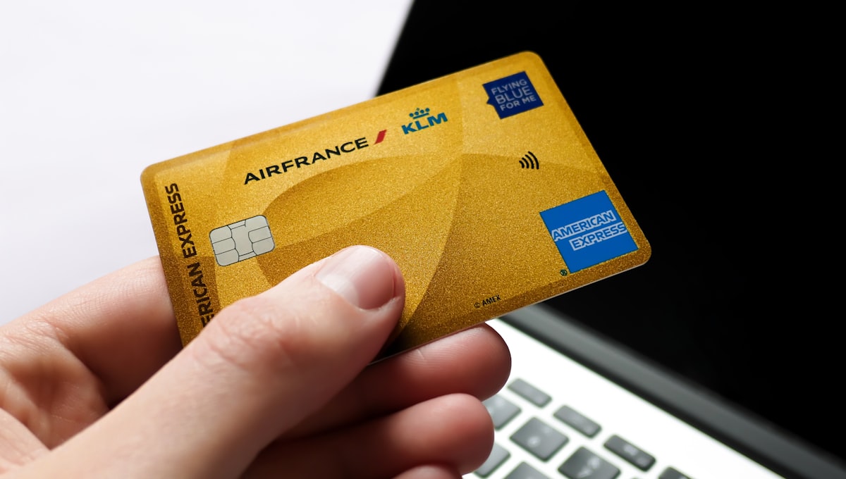 Best Credit Cards for International Flight Bookings: FX Fees, Points, and Protections