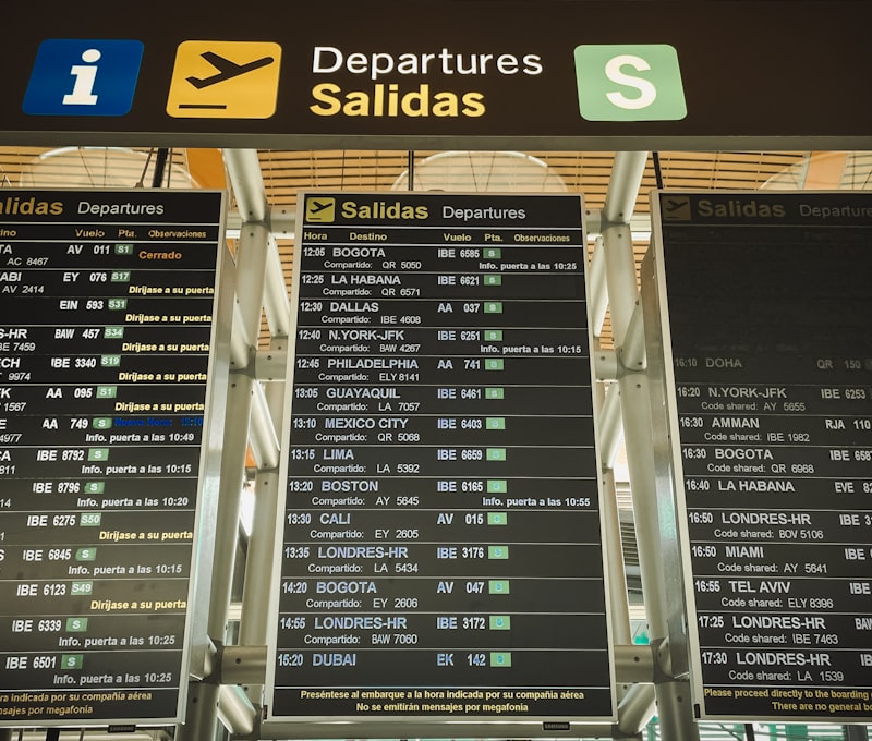 Flughafen-Abflugtafel mit mehreren Airline-Optionen auf derselben Strecke