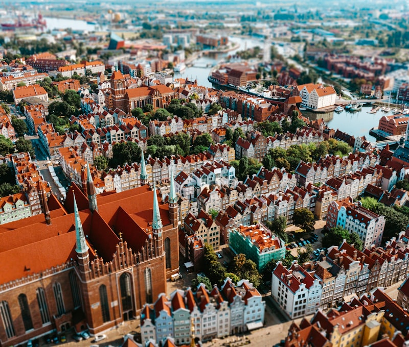 Monumento a la Solidaridad y puerta nº 2 del astillero de Gdańsk con placas conmemorativas de las 21 Demandas