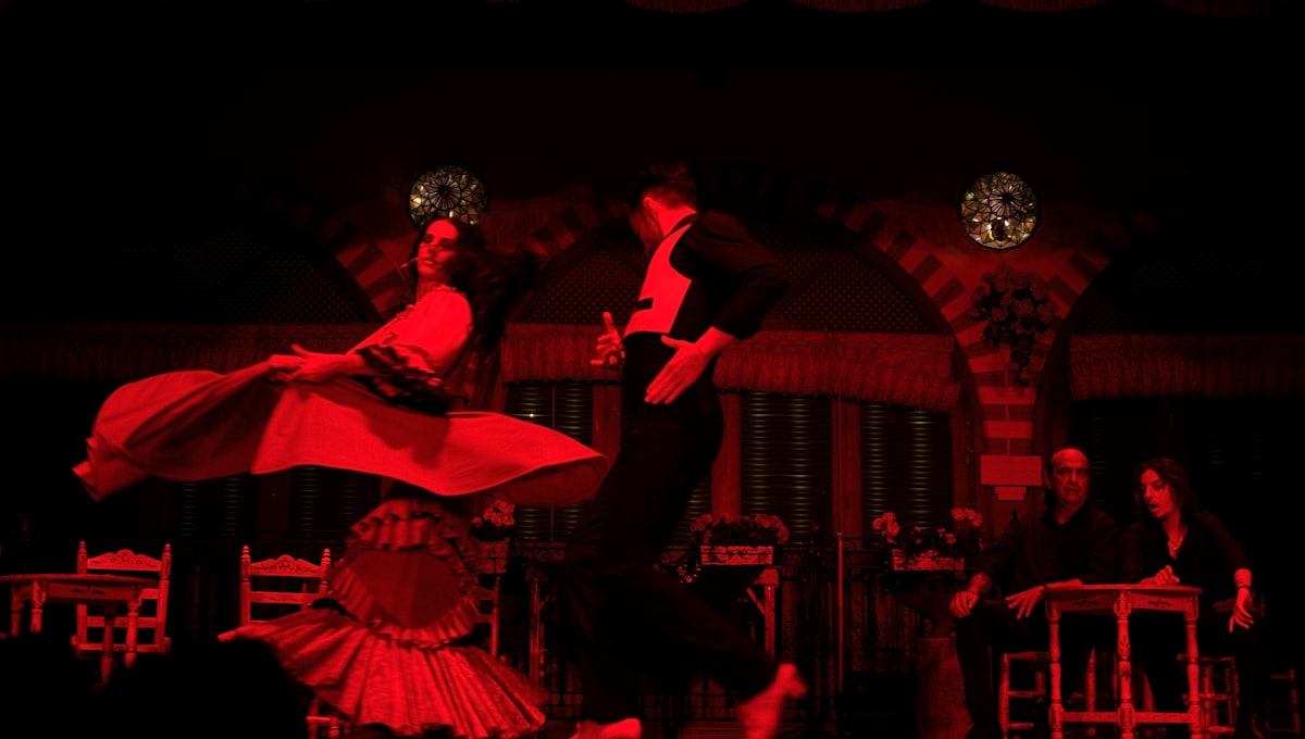 Mermer bar uzerinde Sevilla tapas secimi, yaninda Manzanilla sherisi bardagi
