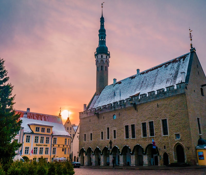 Tallinns Rathausplatz mit dem gotischen Rathaus und den farbigen KaufmannsgebÀuden